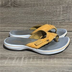 Clarks Cloudsteppers yellow Slide Sandals women’s size 7 slip on comfort shoes